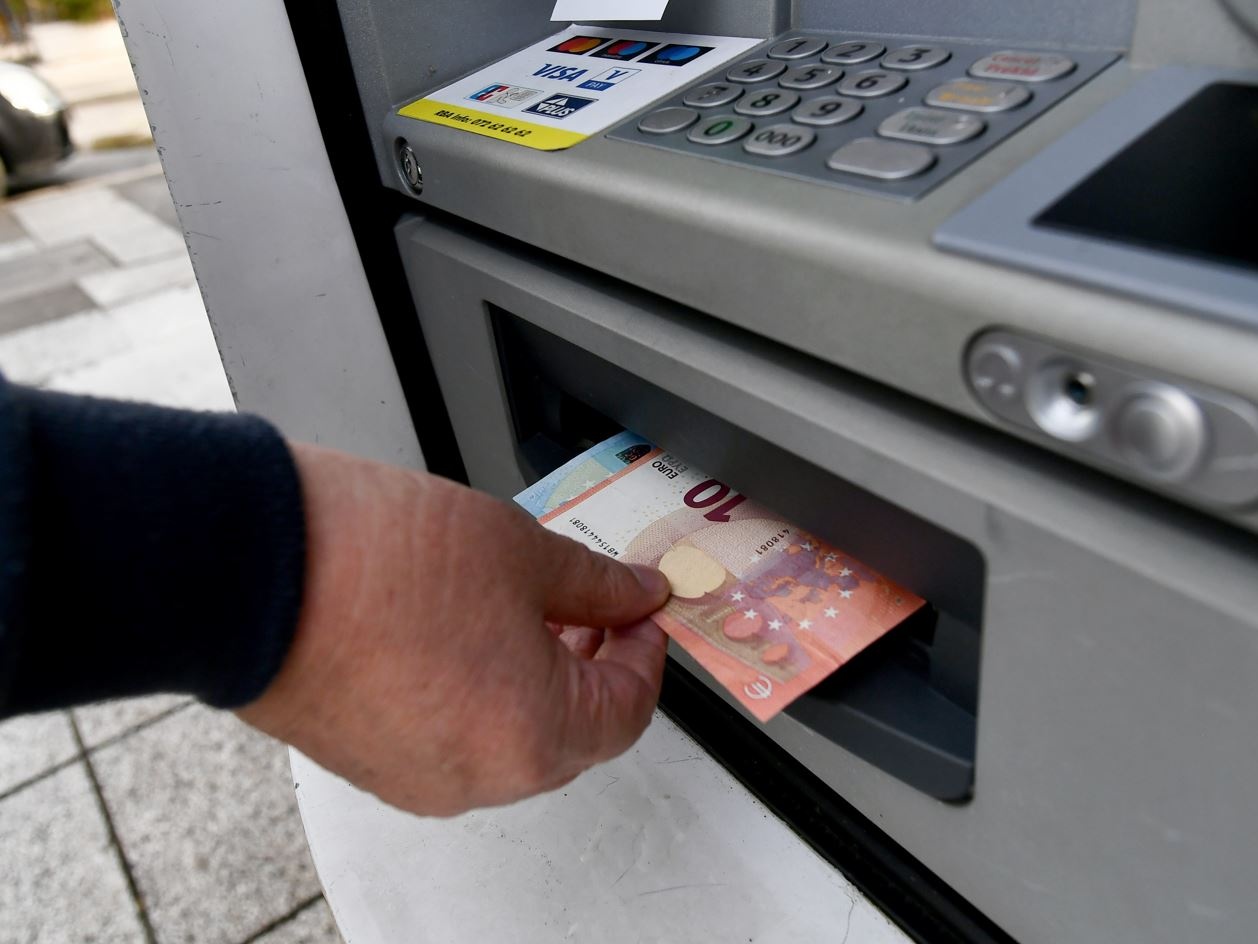 Addio alla carta nel Bancomat: arriva il prelievo contactless