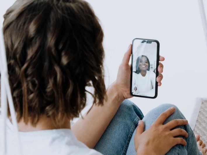 iPhone, basta nudi su FaceTime: Apple ci mette (letteralmente) il filtro