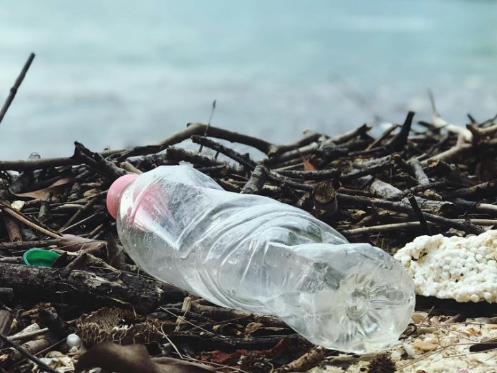 Riciclo della plastica in Europa: capacità quasi dimezzata nel 2025, crescita ferma allo 0%