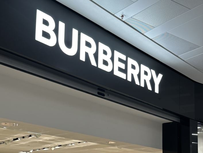 Gli investitori danno fiducia a Burberry che, in difficoltà, annuncia nuove strategie