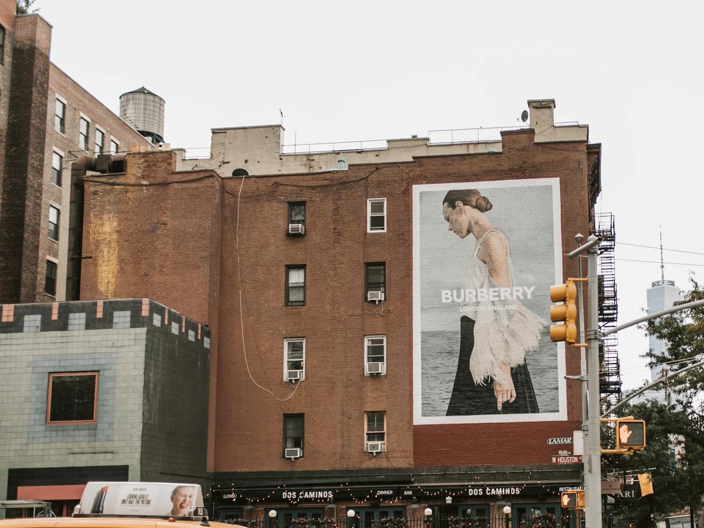 Burberry mette mani alle forbici: taglierà 1.700 posti di lavoro