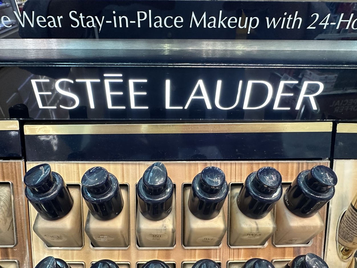 Estée Lauder raddoppia il numero dei licenziati, temendo i dazi di Trump