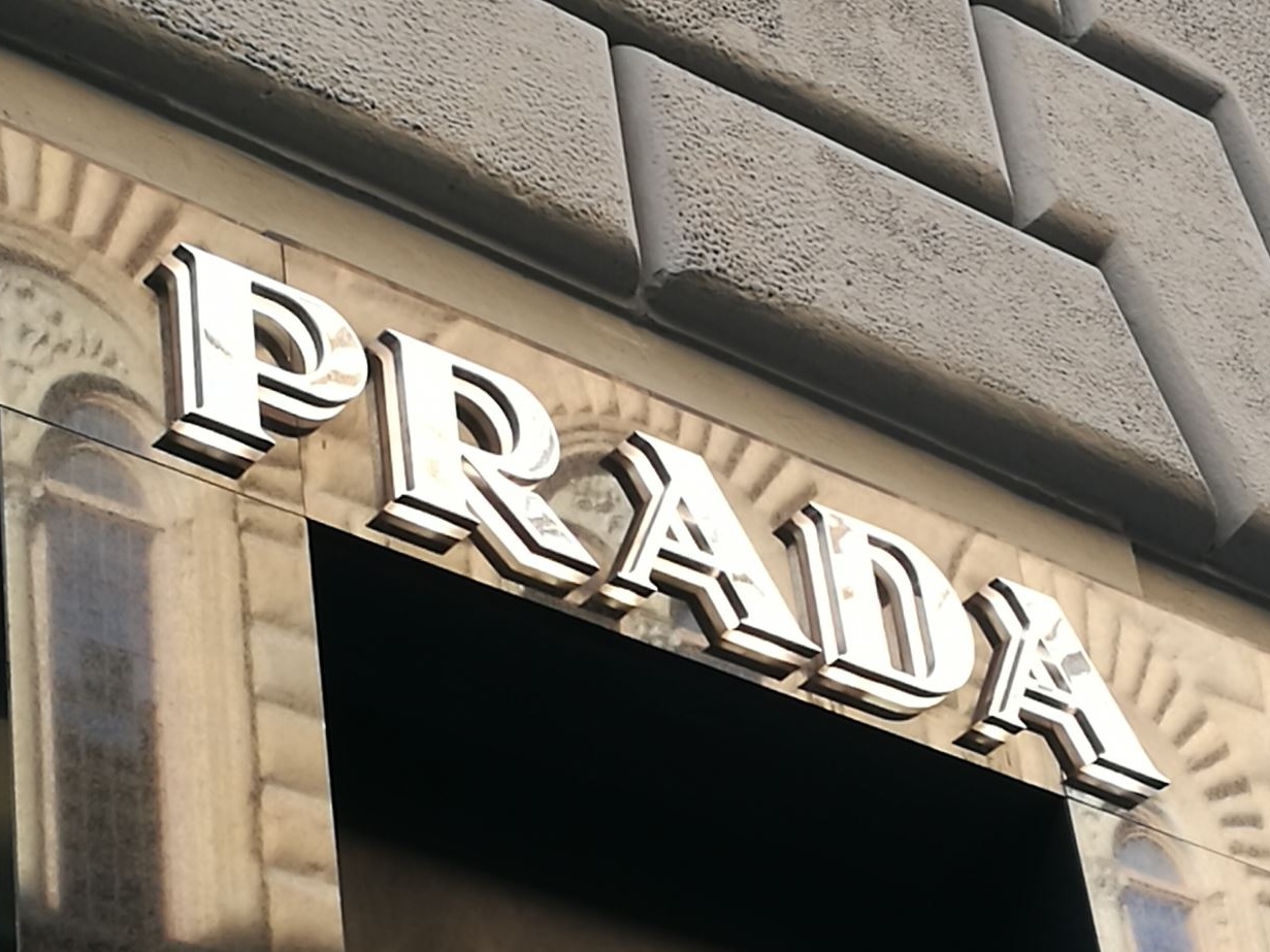 Prada, Gucci e Versace dominano la reputazione digitale del lusso nel 2024