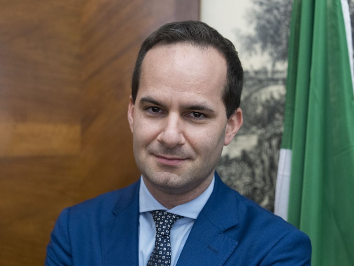 Il futuro del lusso italiano si scrive in fabbrica. Prada e UniCredit sostengono le imprese familiari del Fashion & Luxury