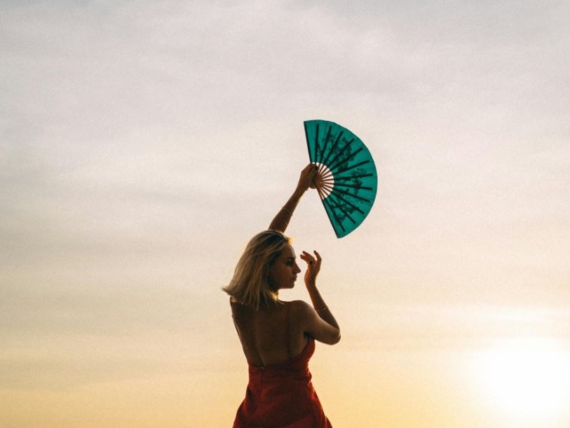 Il ritorno del ventaglio: da vezzo retrò ad accessorio cult dell’estate 2025