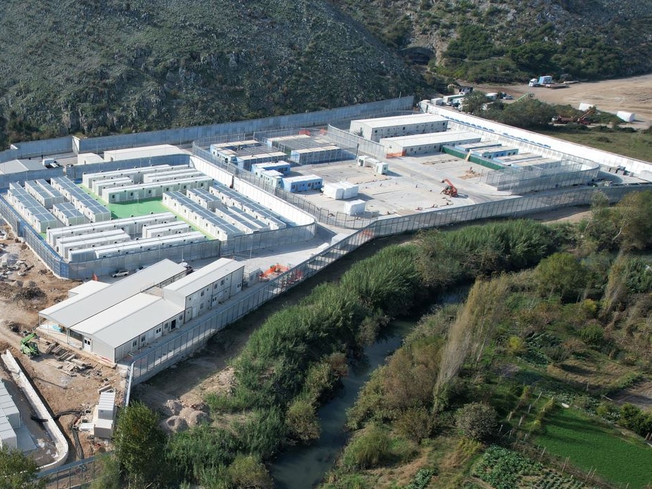 Migranti: continuano, nell'imbarazzo di tutti, le crociere Italia-Albania e ritorno