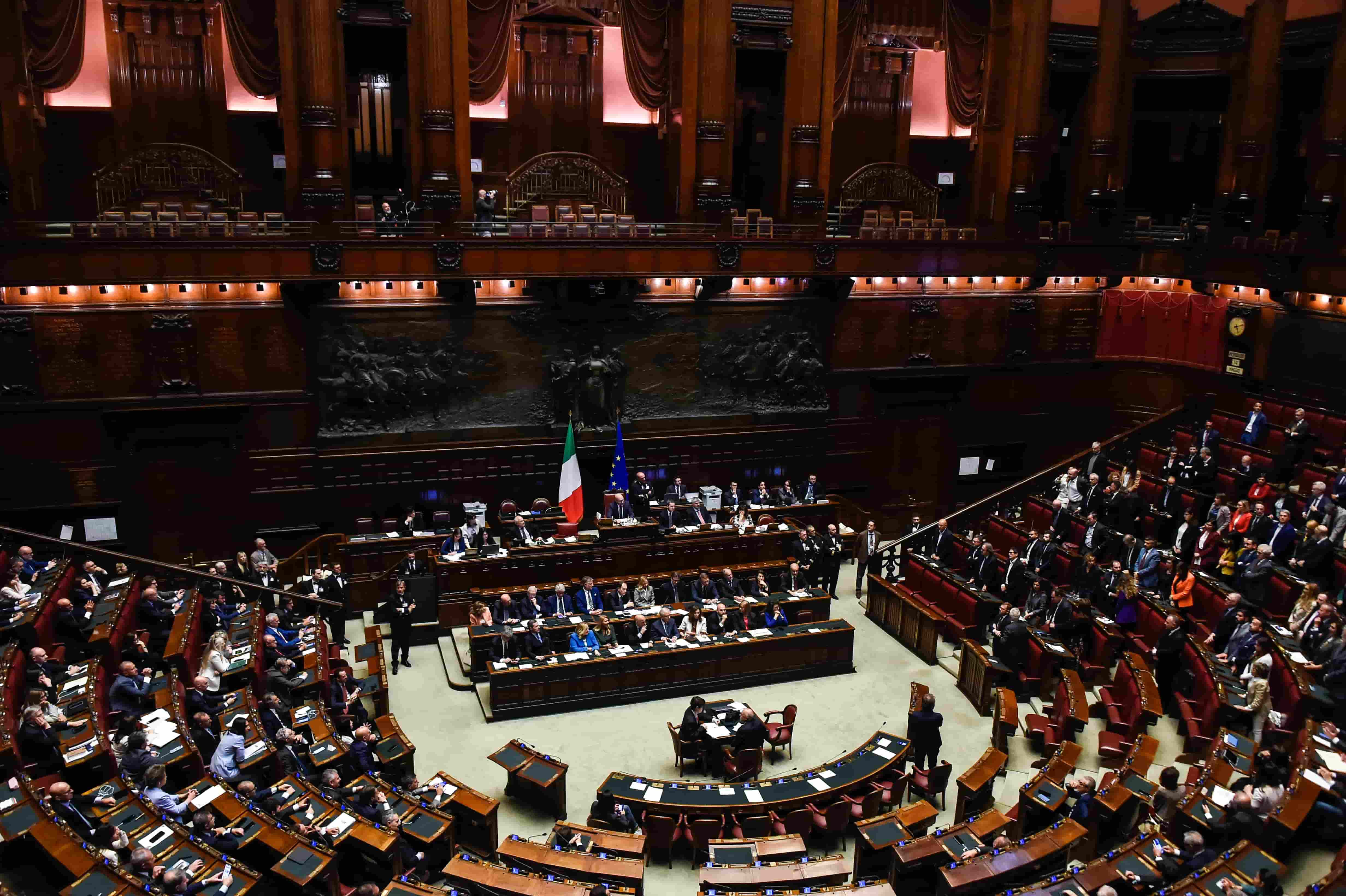 Violenza sessuale, la Camera approva all’unanimità la legge sul consenso libero e attuale