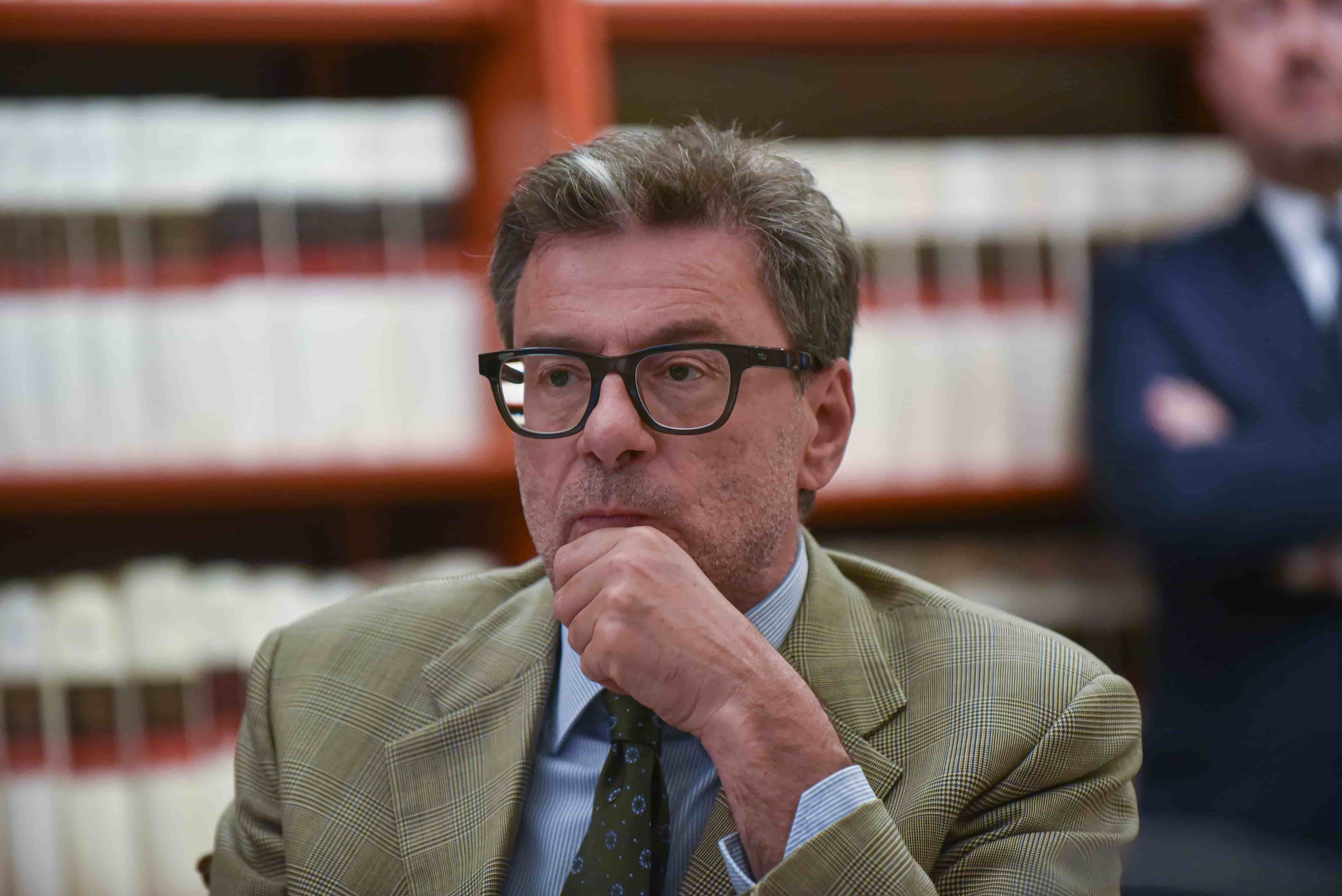 Giorgetti: “Nessun taglio alle opere, solo rimodulazioni. Risorse per il Piano Casa dal 2026”