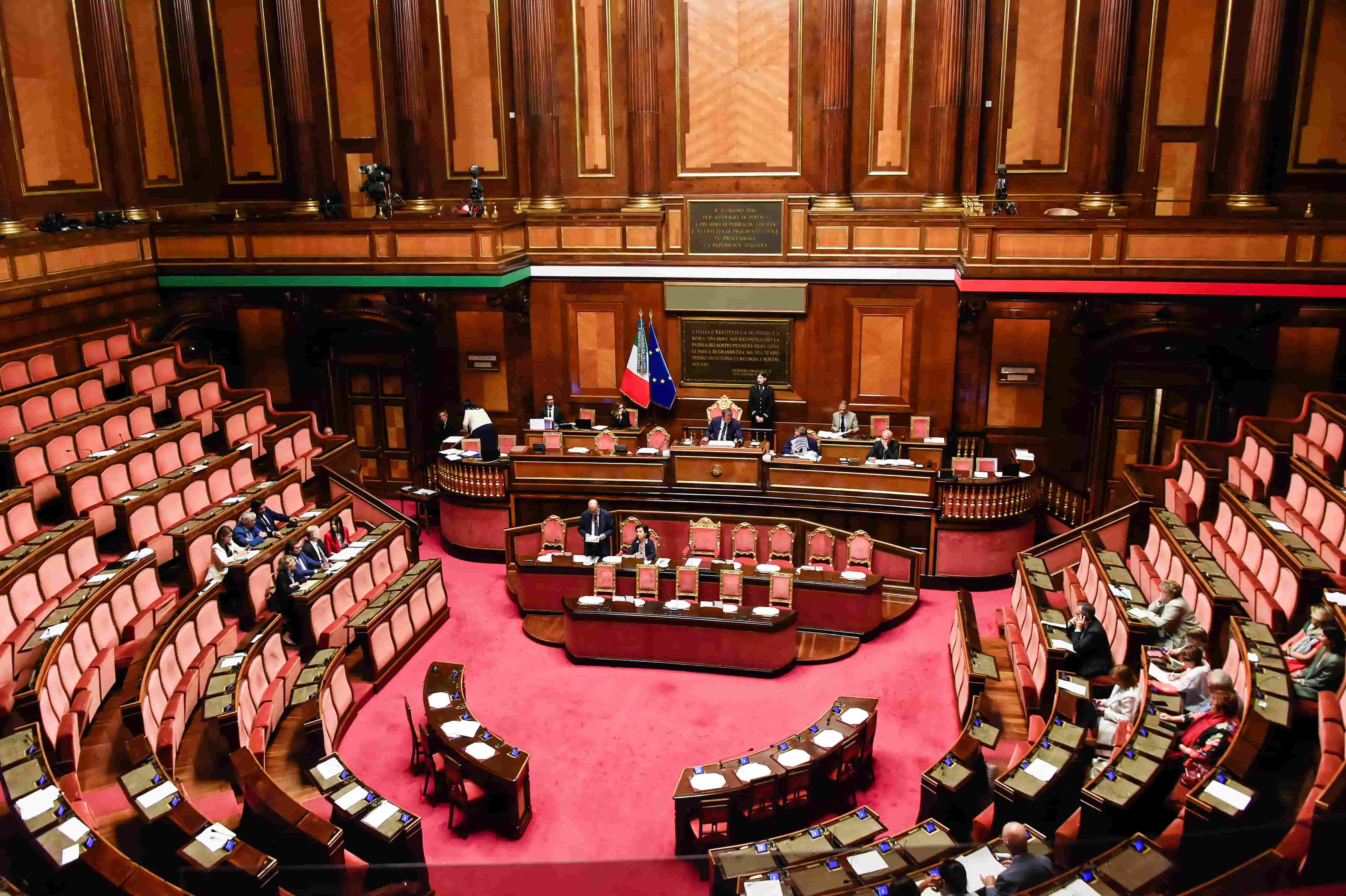 Salario minimo: il Senato dice sì alla delega, le opposizioni protestano