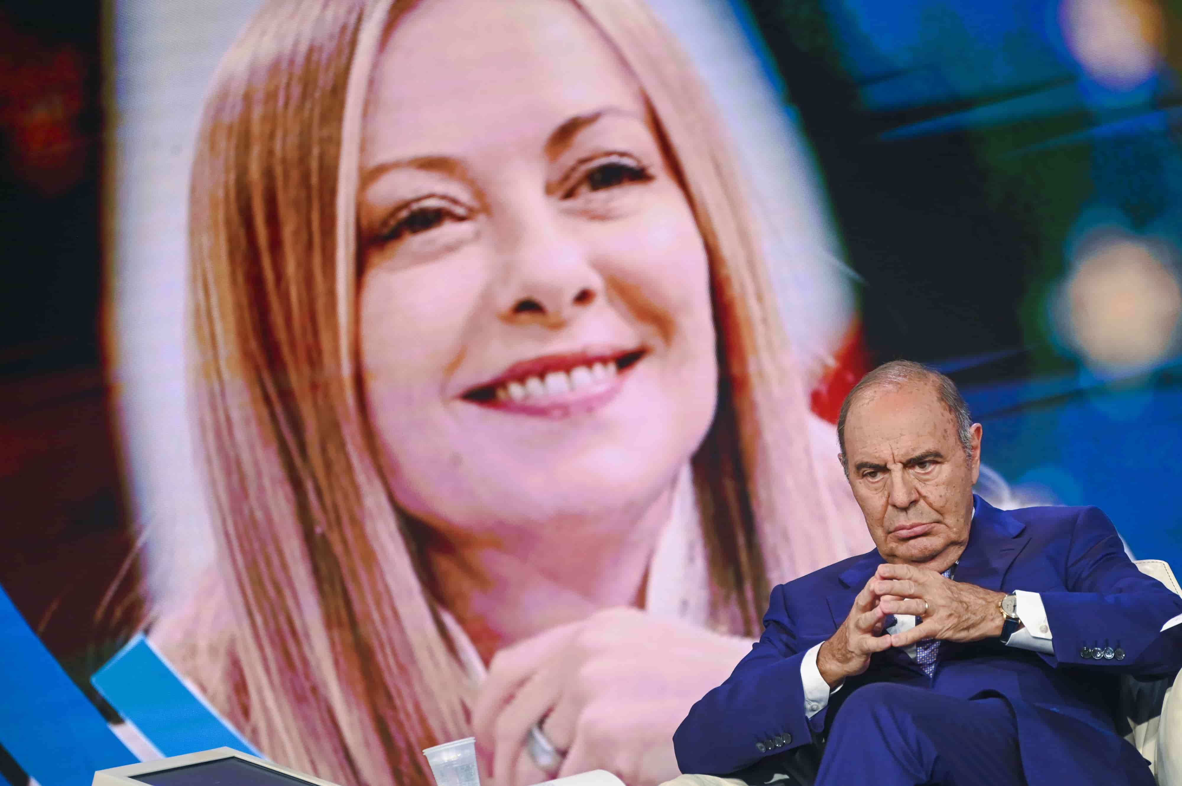 Giorgia Meloni superstar da Bruno Vespa: difende il governo, attacca chi la contesta o accusa