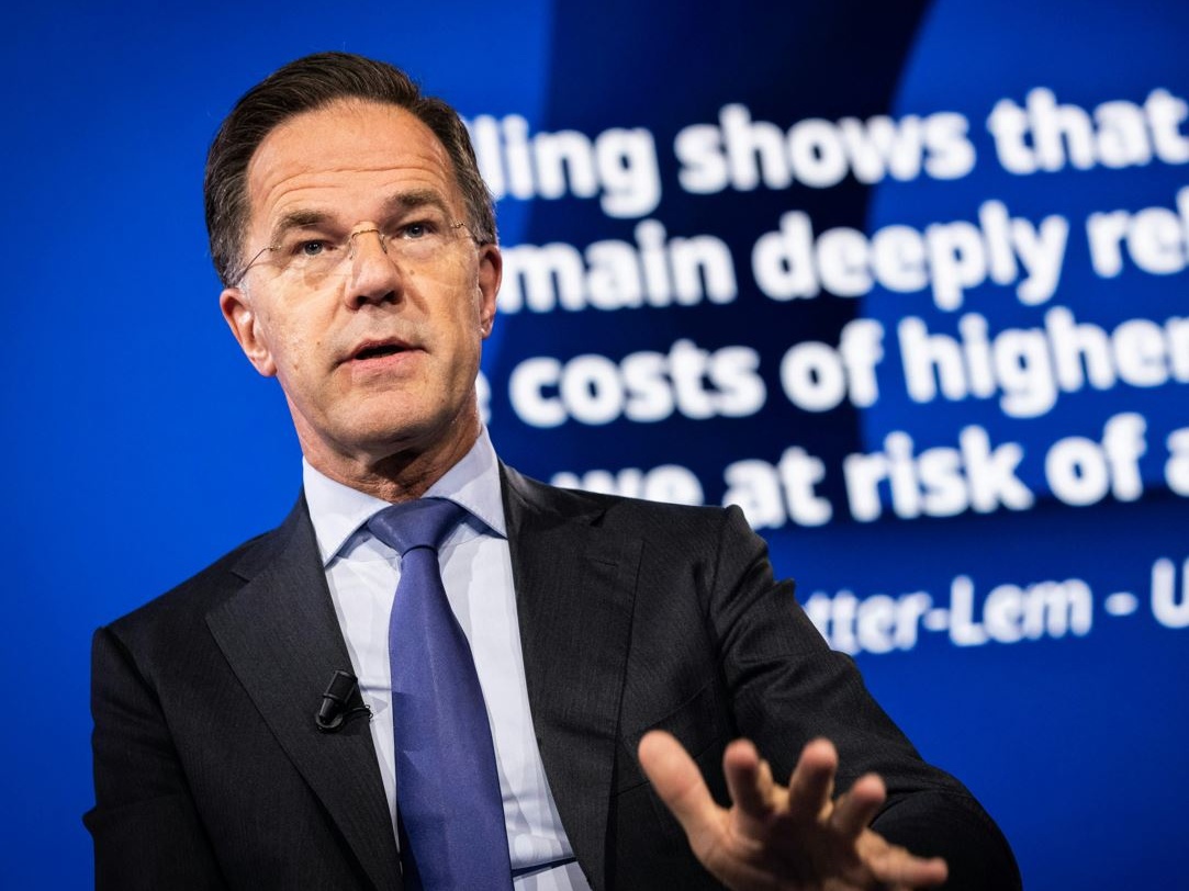 Mark Rutte in ginocchio davanti a Trump, uno schiaffo al suo ruolo e alla Nato