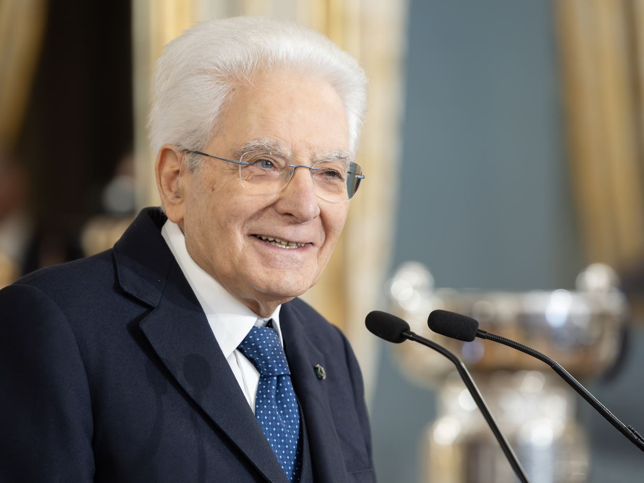 Le Monde rende omaggio a Mattarella: Baluardo della democrazia