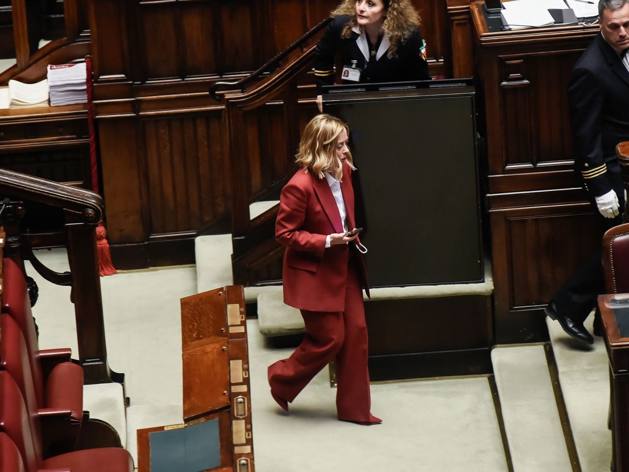 Osservatorio politico - Meloni parla di coesione del governo, ma i banchi della Lega sono desolatamente vuoti