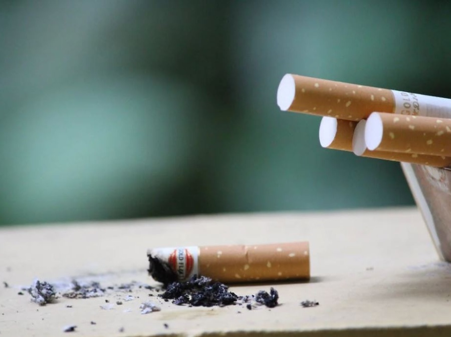 Le Maldive vietano il fumo ai nati dopo il 2007, l’Europa prepara maxi rincari: due modelli per un mondo smoke-free