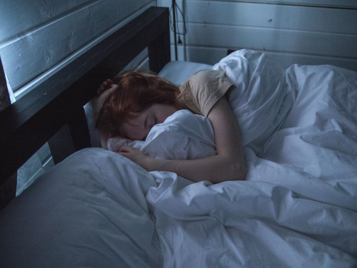 Dormire bene per proteggere il cervello: il legame tra sonno e Alzheimer