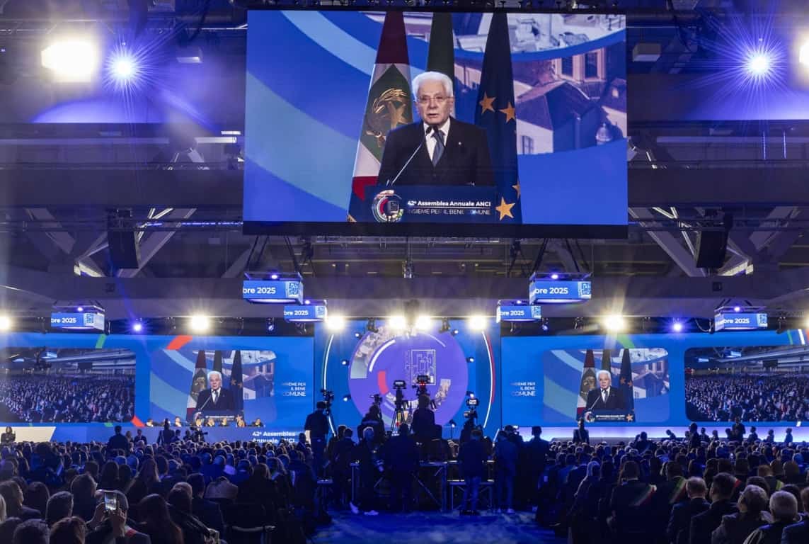 Mattarella all'Assemblea ANCI: Politiche per la casa basilari. Il Capo dello Stato lancia l'allarme sul voto