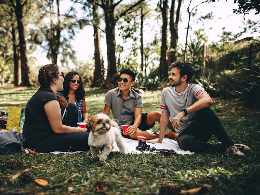 Chi parla di più? La scienza svela le vere differenze tra uomini e donne