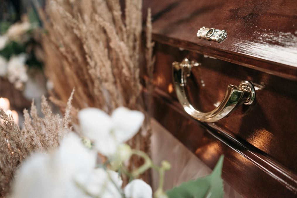 Il defunto scambiato: tragicommedia mortuaria a Los Angeles