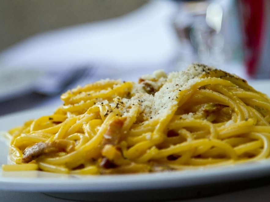 Ave, carbonara! Quando la sacra via della romanità si piega al dio dell’algoritmo