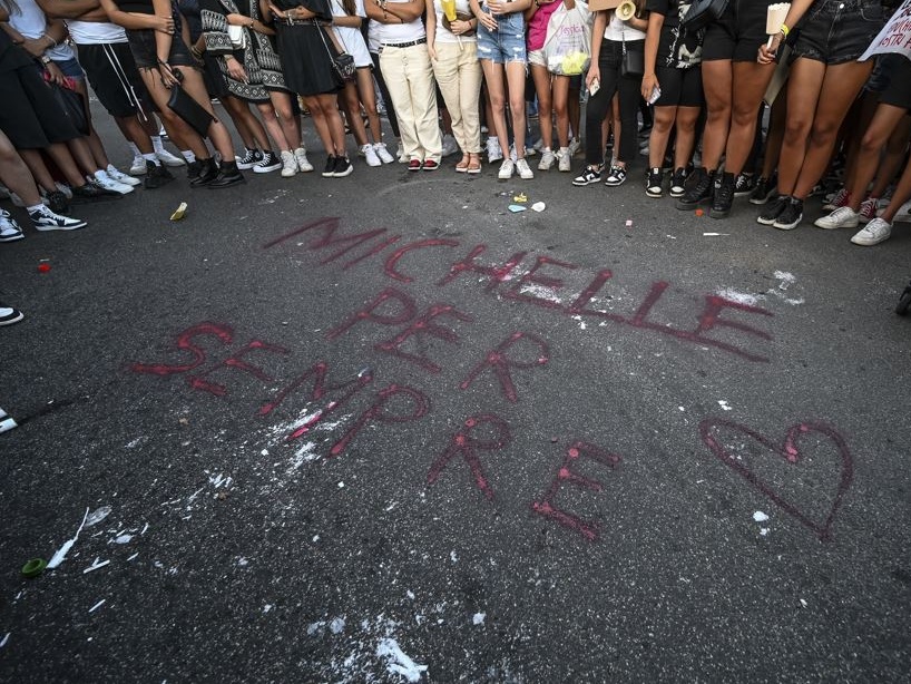 L'assassino in carcere incide e diffonde musica, senza che qualcuno si prenda la responsabilità