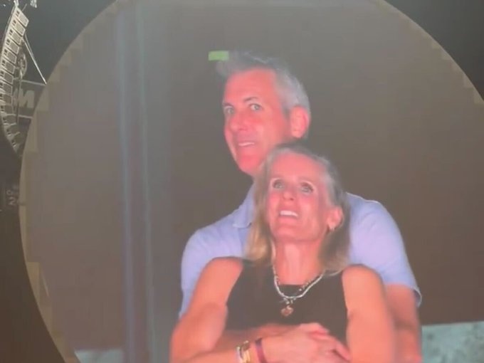 Coldplay, kiss cam e triangoli isosceli, il caso Cabot–Byron diventa una sit-com