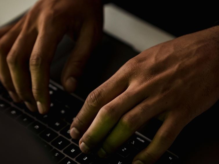 Il lato oscuro del gossip online: nel mirino per presunti abusi e campagne d’odio