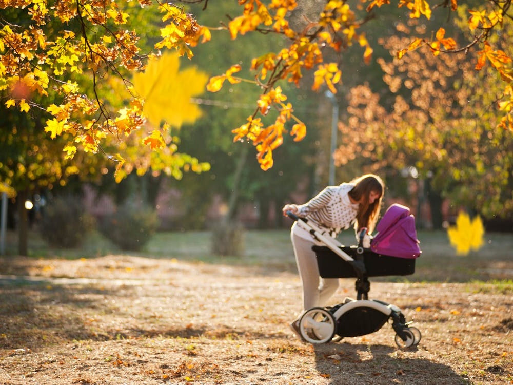 Genitori alle prese con i conti: crescere un figlio dalla culla all’università può costare fino a 750mila euro