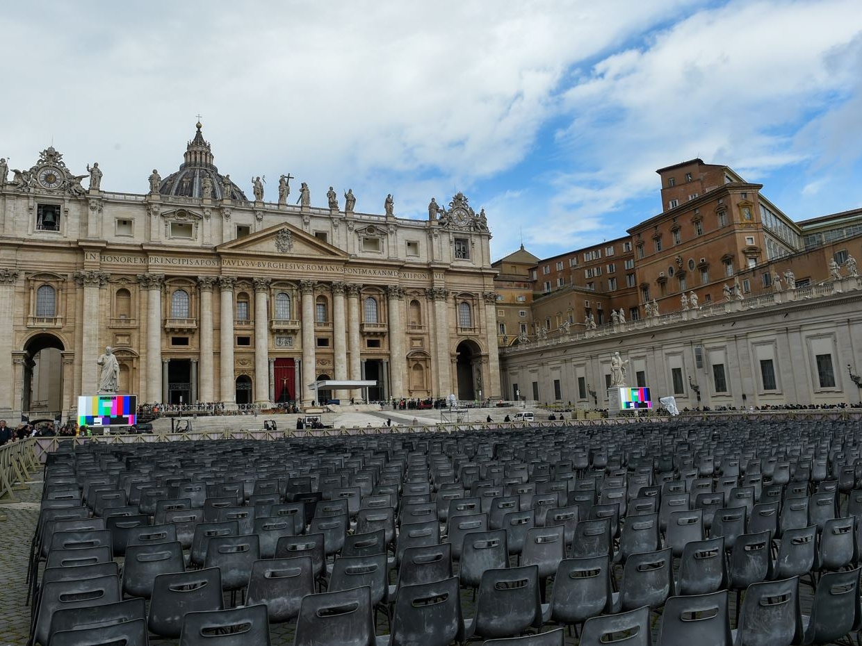 L'addio a papa Francesco: funerale celebrato tra momenti ufficiali e partecipazione emotiva dei fedeli
