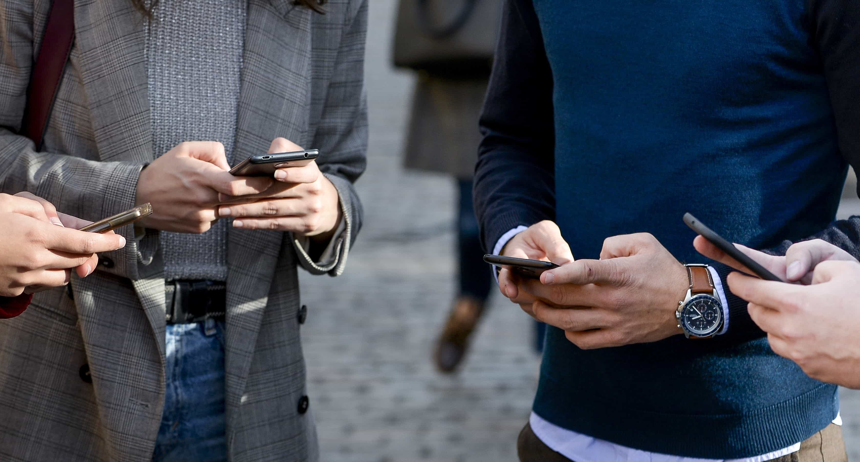 Truffe su WhatsApp, l’allarme della Polizia postale: falsi messaggi dai contatti per chiedere denaro