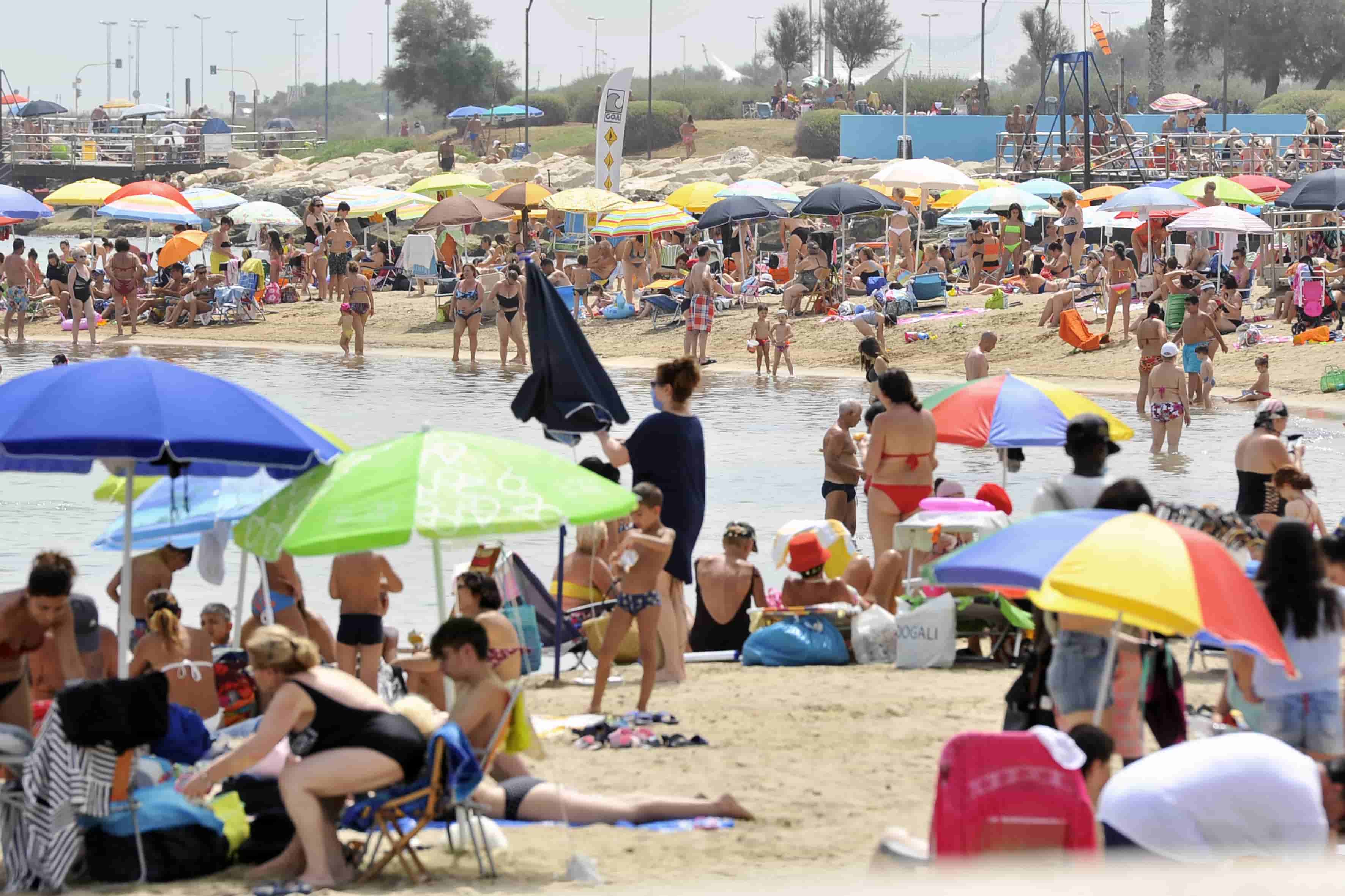 Estate 2025, italiani in viaggio tra budget, mare e pagamenti a rate