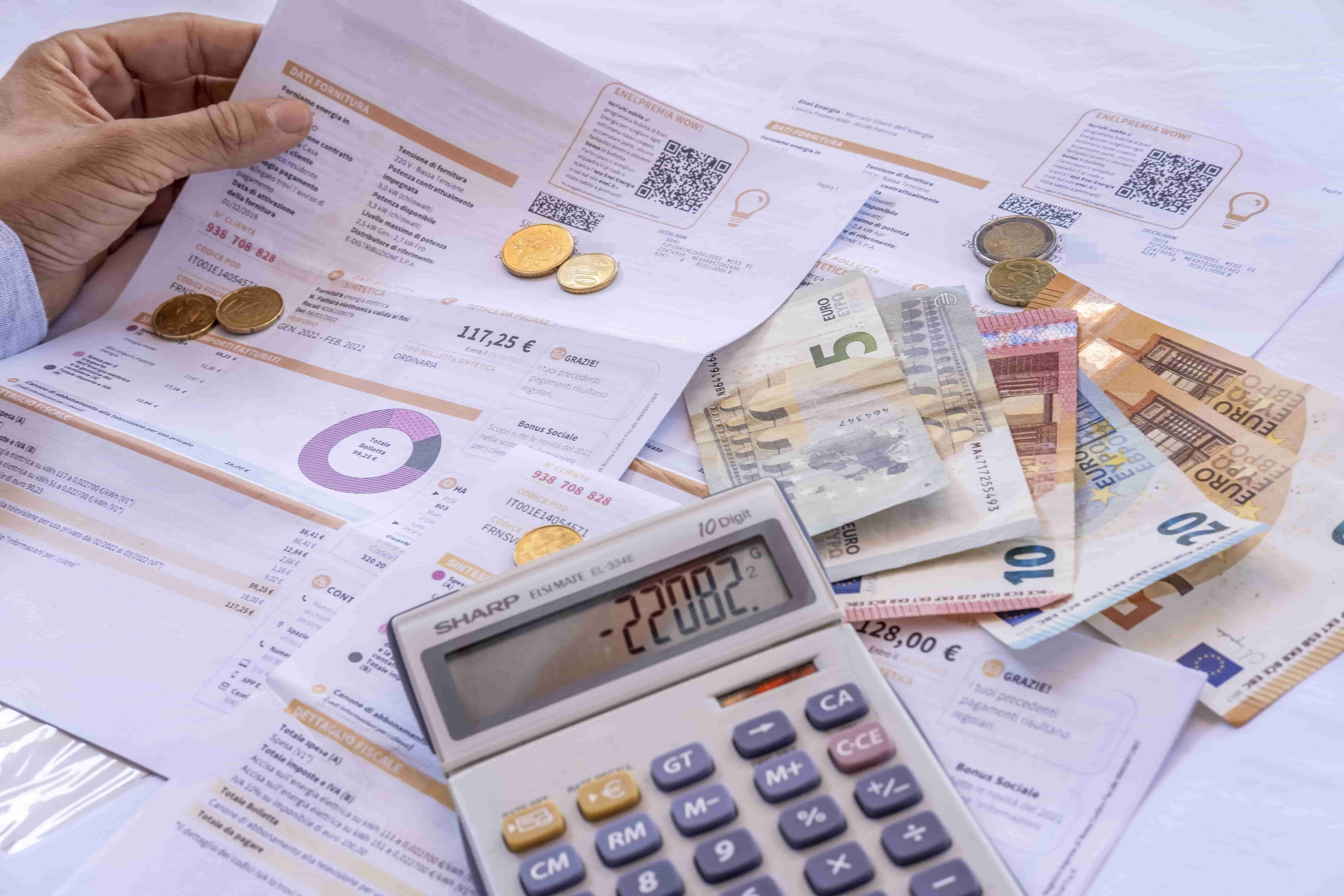 Bollette, nel 2026 risparmi fino a 212 euro per famiglia: spesa in calo del 9%