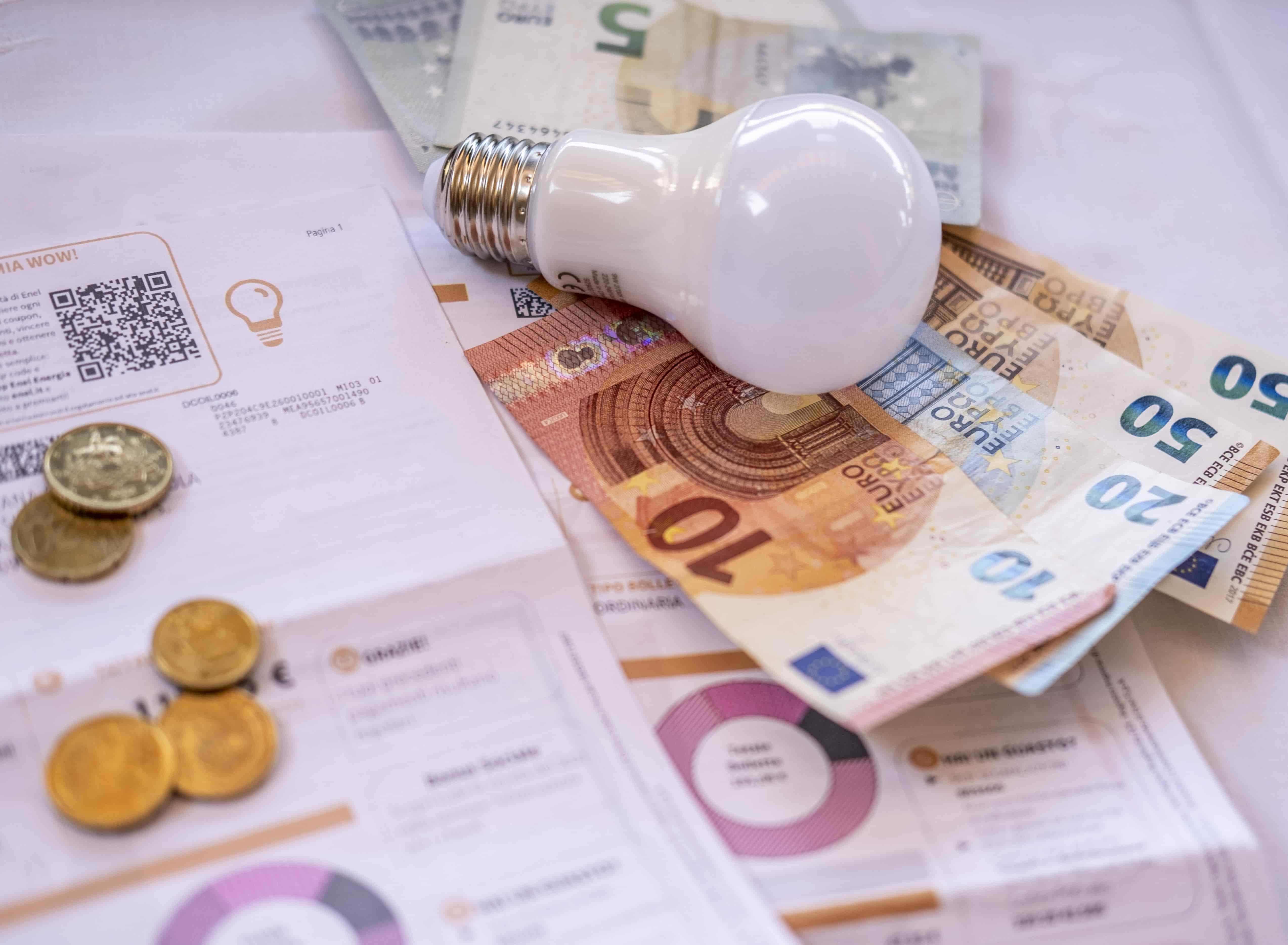 Arera taglia le tariffe luce, ma le famiglie vulnerabili restano schiacciate dai rincari