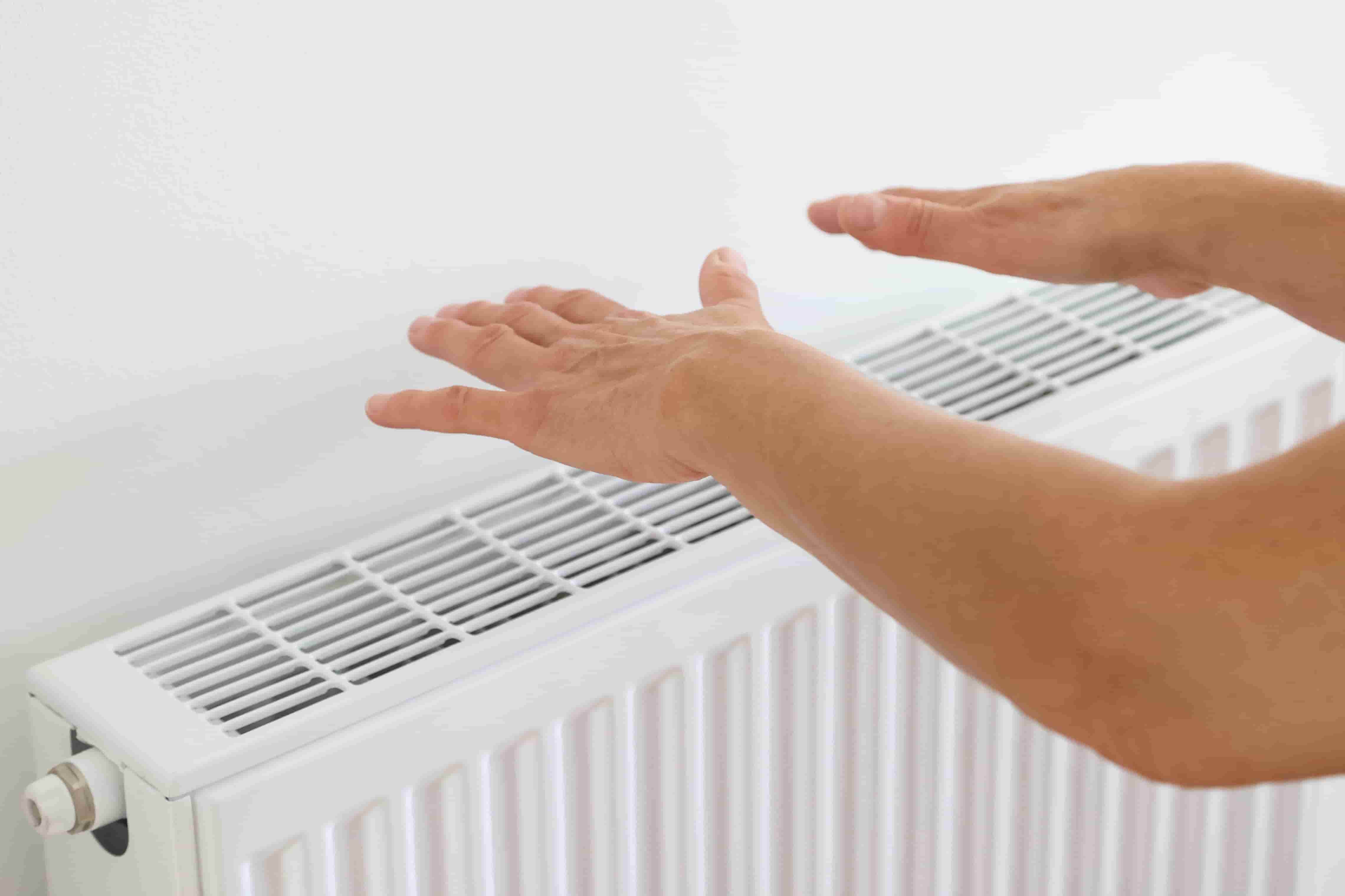 Domani si accendono i termosifoni in Italia. Multe fino a 3mila euro per chi viola le regole