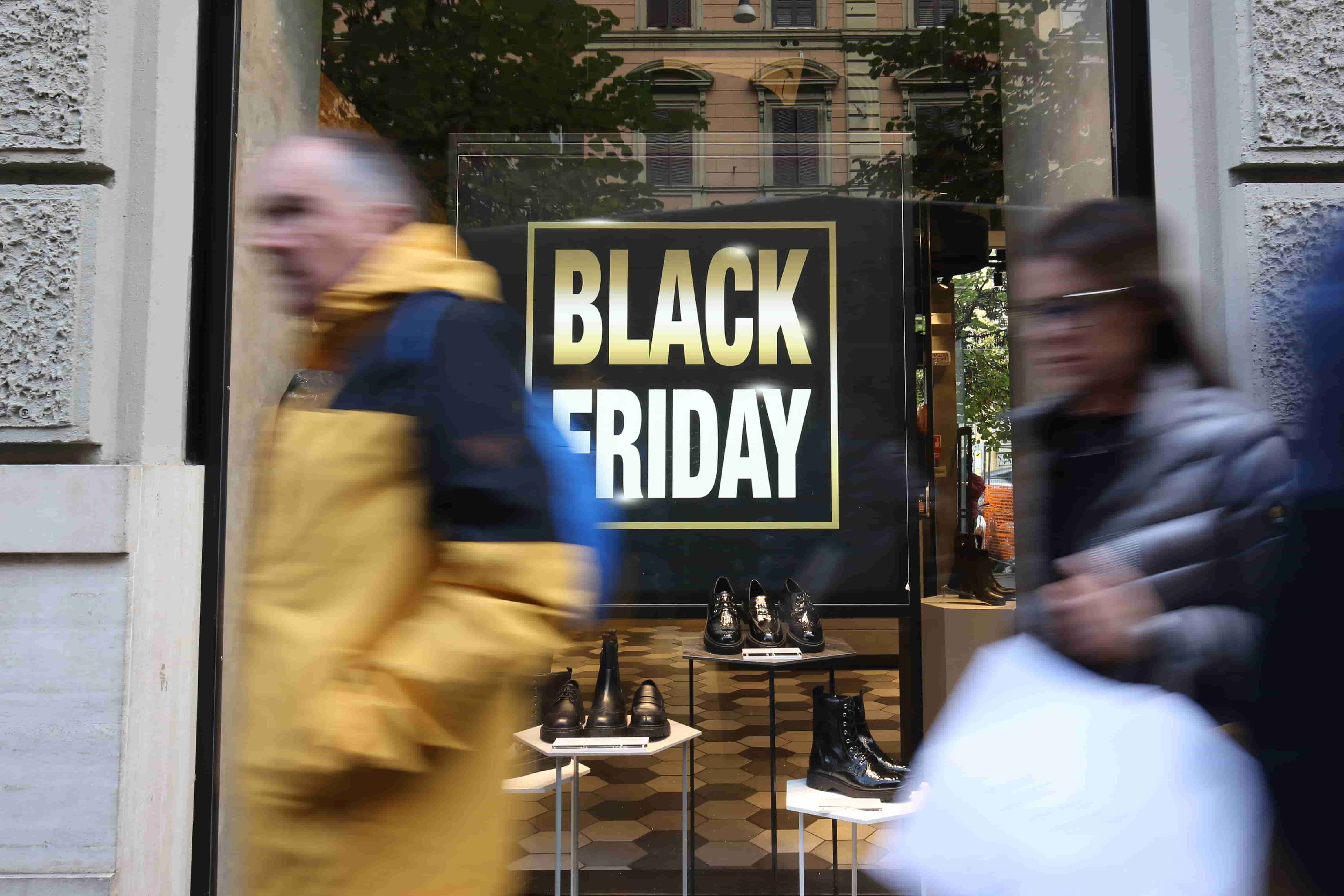 Black Friday, italiani più spendaccioni. Cresce il budget e l’AI diventa decisiva nelle scelte d’acquisto