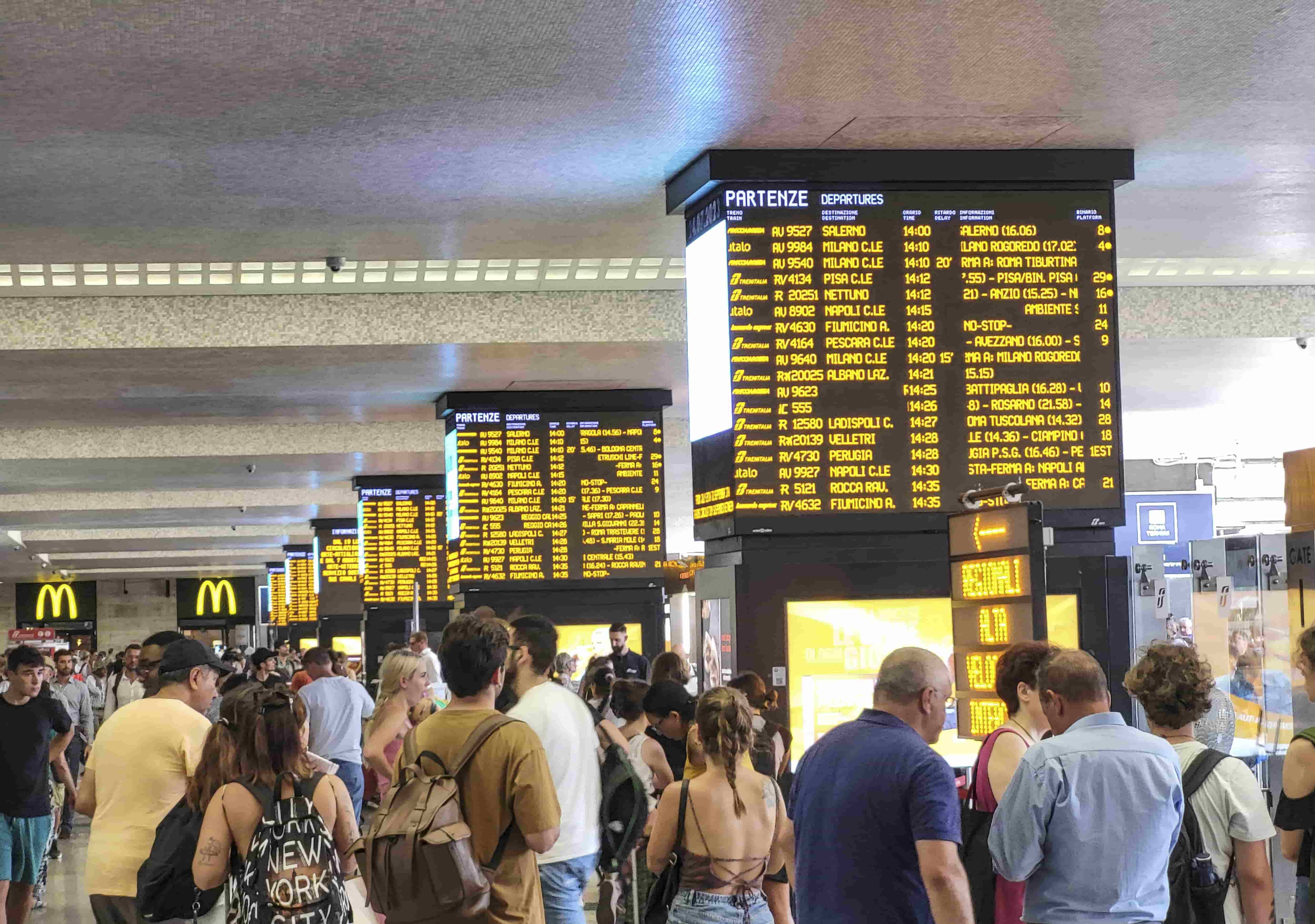 Ferrovie dello Stato, una crisi senza fine. L'incidente in Calabria paralizza Roma Termini. Chi risarcirà il tempo perduto?