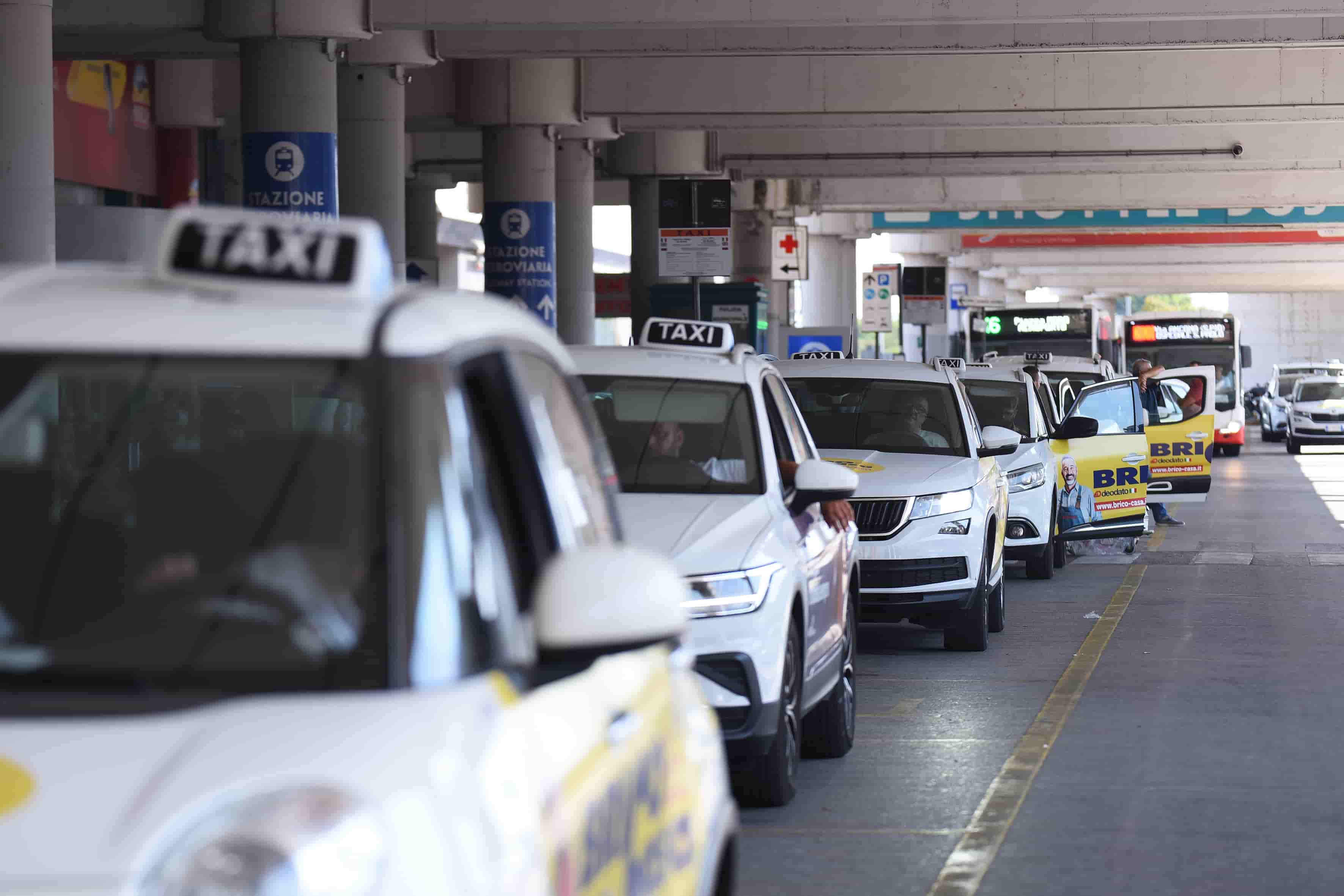 Taxi in rivolta e raffica di scioperi locali. Italia a rischio paralisi