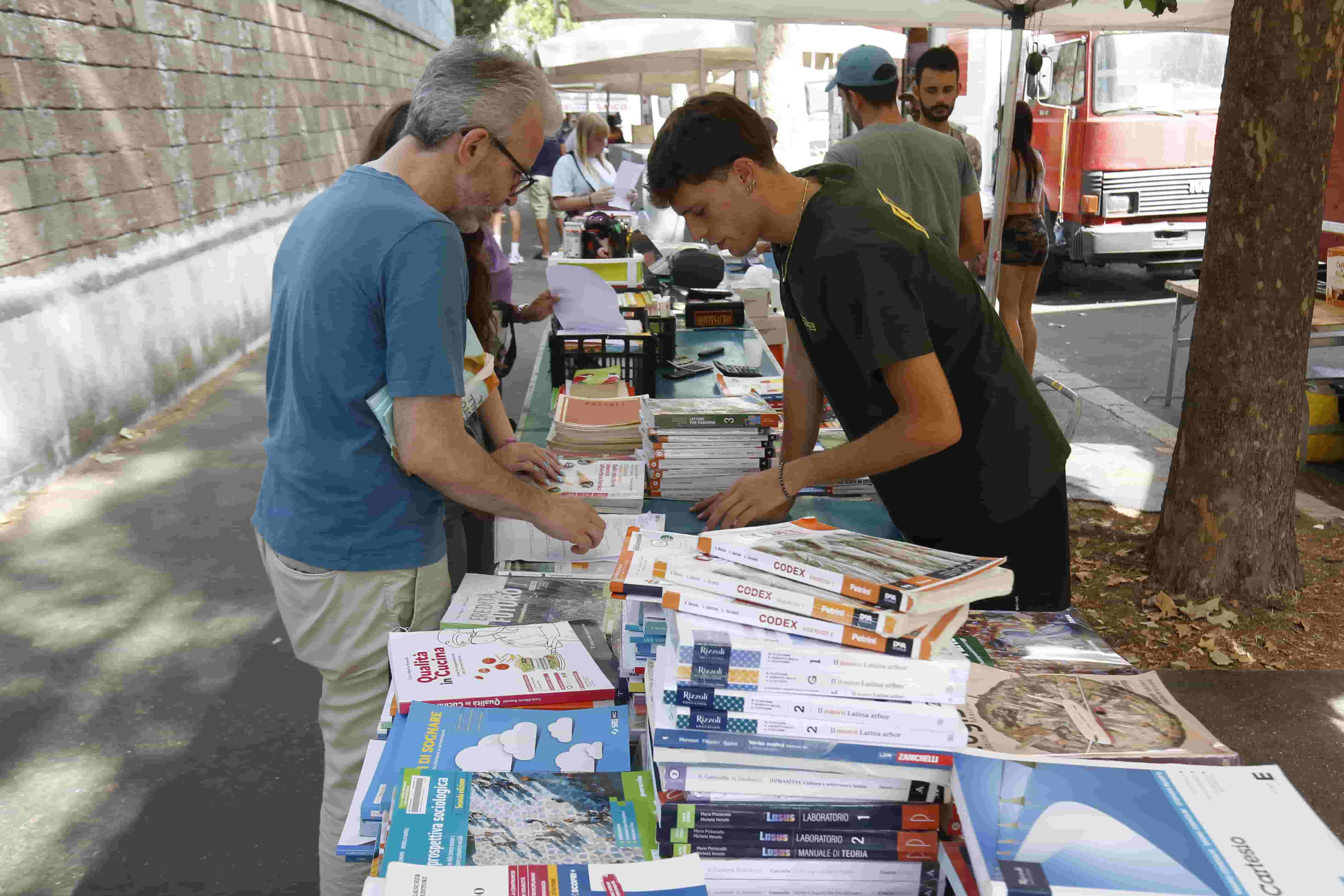 Caro libri: cresce l’usato, quasi un terzo dei genitori compra solo testi di seconda mano