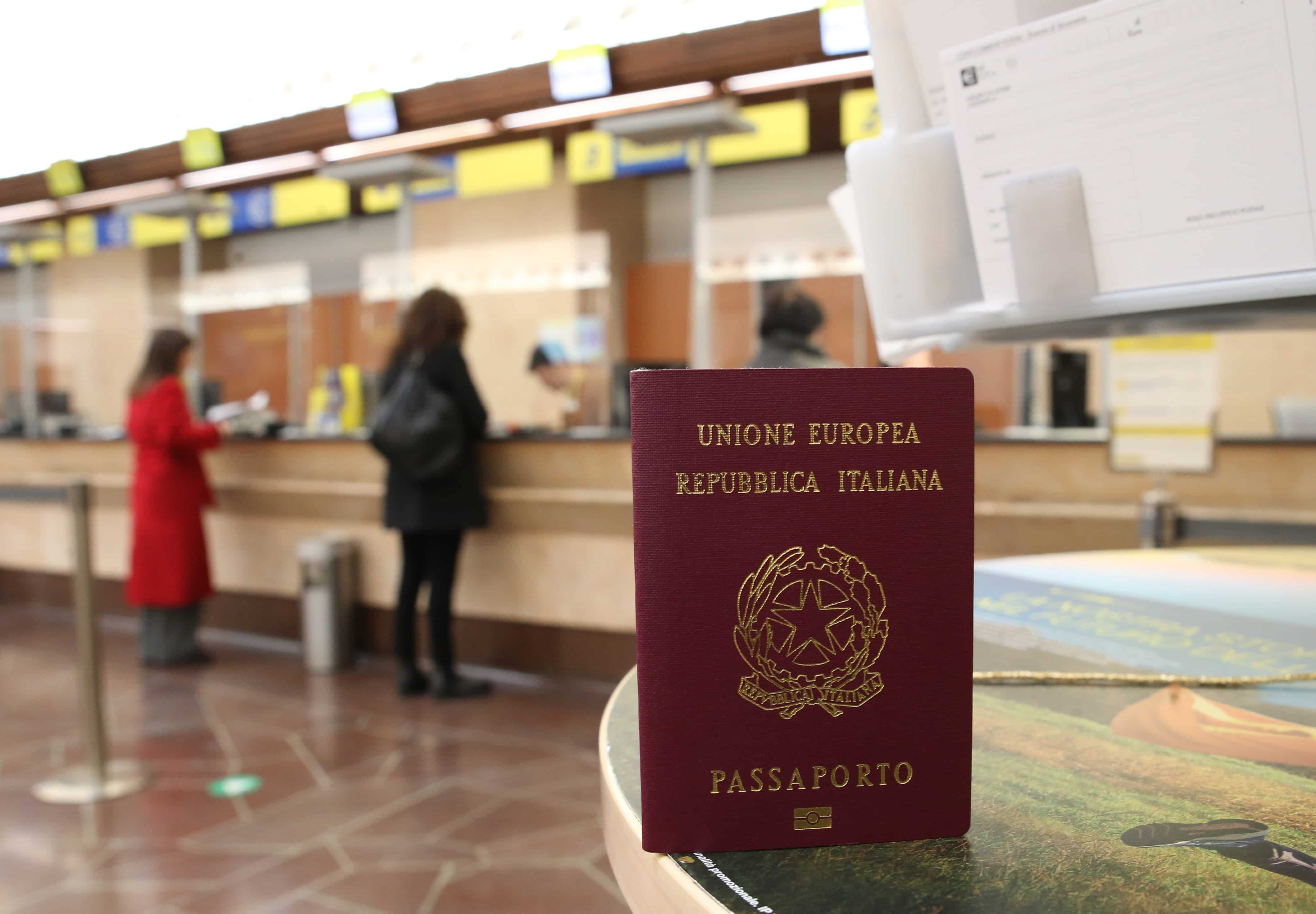 Passaporti, carte d’identità e patenti: Italia maglia nera in Europa per i costi di rilascio