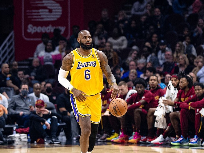 LeBron James da icona del basket a squallido rappresentante di liquori