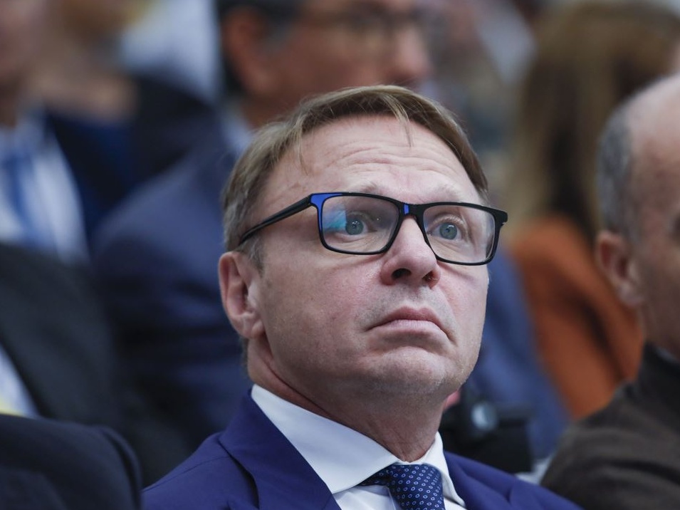 Lollobrigida e il miracolo di Bacco: “Il vino allunga la vita”. La scienza si arrende, il buon senso pure