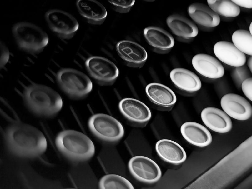 Il ritorno della macchina per scrivere: un'elegia di tasti e ingranaggi