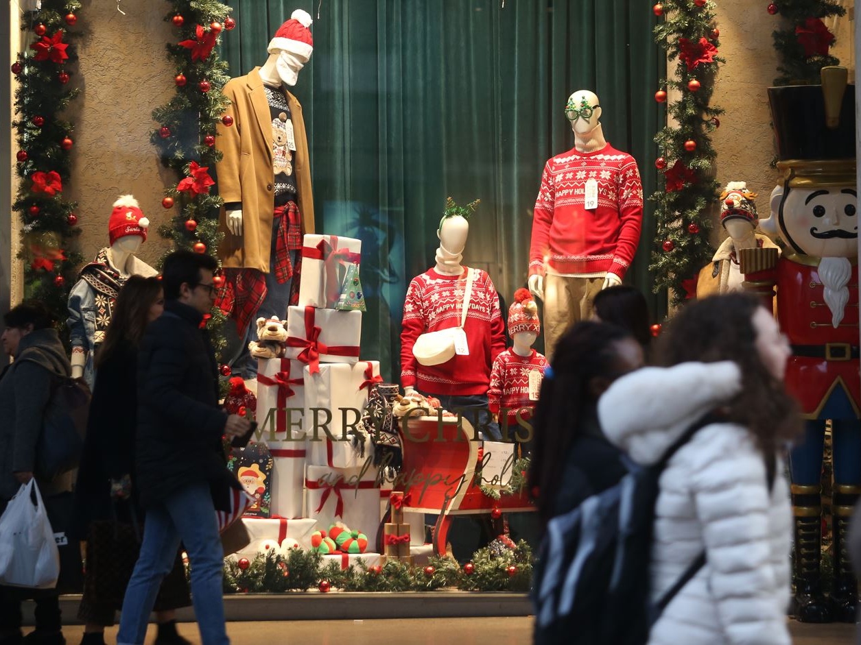 Natale, indagine Confcommercio-Format: il 79,9% degli italiani farà acquisti per i regali