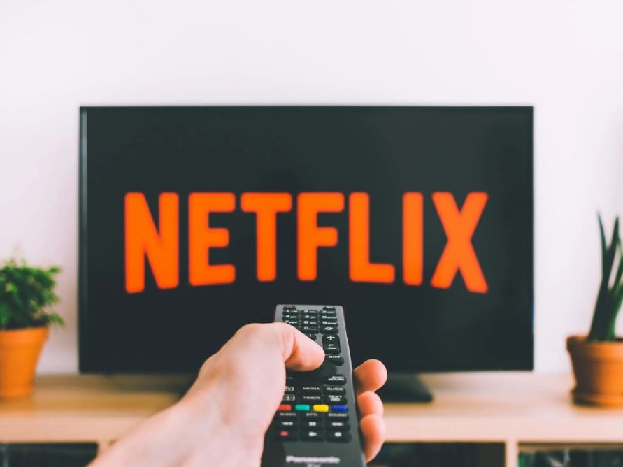 Warner Bros. verso il no a Paramount e il sì a Netflix nella sfida globale dello streaming