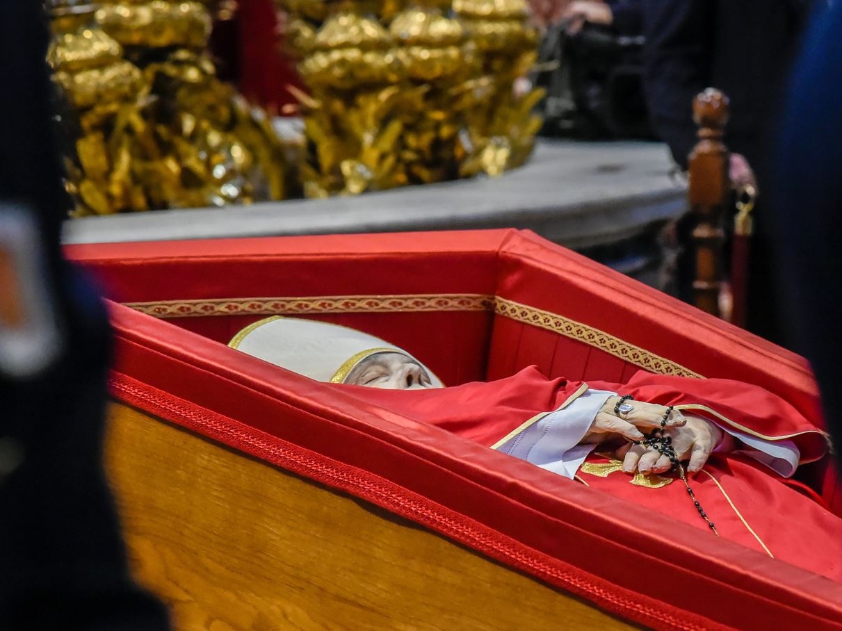 L'addio a papa Francesco: i funerali dei suoi predecessori restano, per motivi diversi, nel ricordo della gente