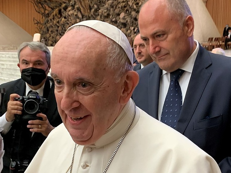 Morto Papa Francesco, essere accanto ai carcerati: così ha portato la Chiesa “fuori dal tempio”