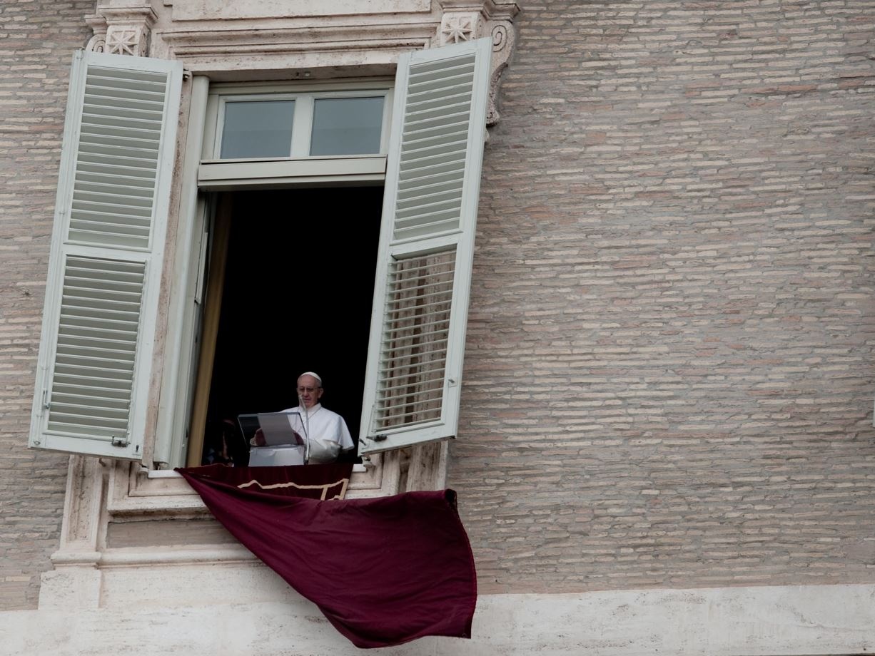 Francesco festeggia in ospedale di dodici anni di pontificato, la Chiesa prega per la sua salute
