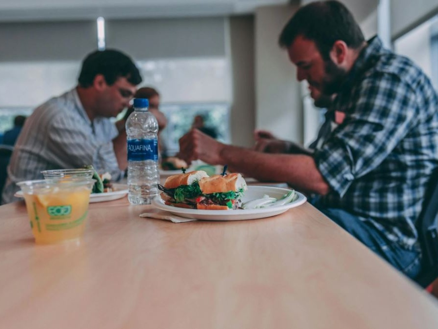 Pausa pranzo, l’82,5% degli italiani sceglie insalate pronte, boom di zuppe fuori casa