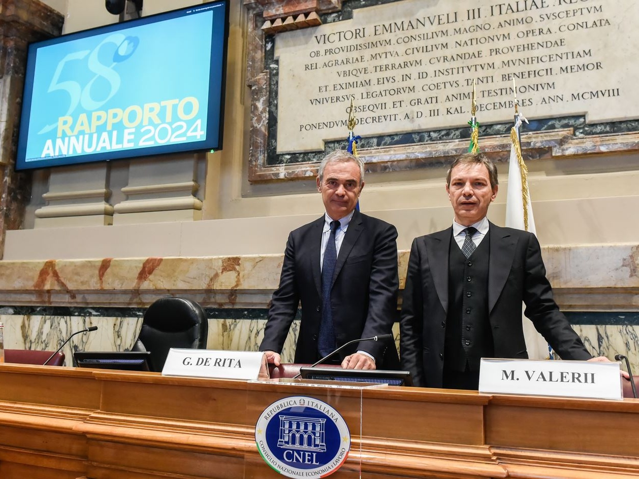 Media, Rapporto Censis: Italia sempre più connessa, ma rischia di perdersi nell'informazione