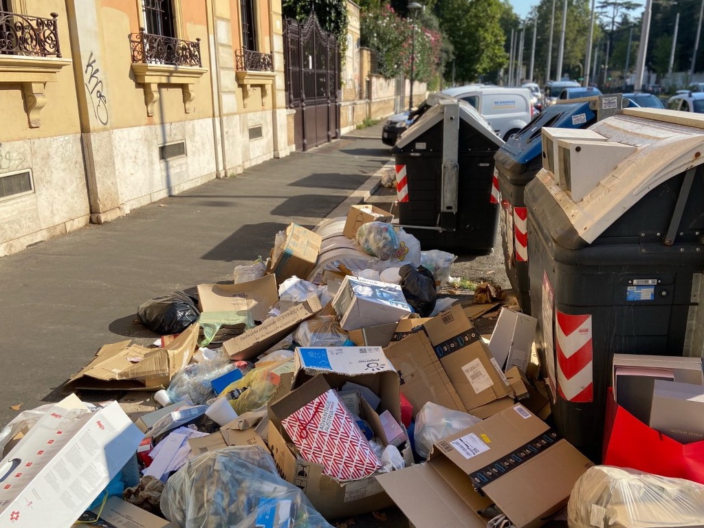 Rifiuti, l’Italia ancora lontana dagli obiettivi Ue, 3,8 milioni di tonnellate in viaggio ogni anno