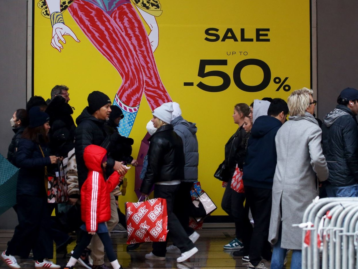 Saldi invernali 2025, Confcommercio: 16 milioni di italiani pronti a spendere 4,9 miliardi